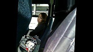 loira de vestido curto é encoxada no ônibus