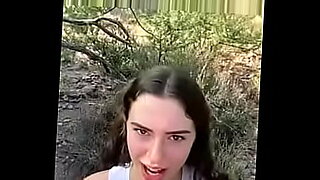 preciosa niña virgen se masturba y muestra su himen