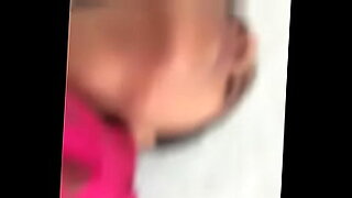 madre pilla a su hija masturbandose y se une