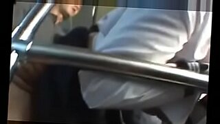 azumi mizushima ripped pants on train