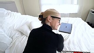 blindfolded screams when cock enters pussy she knows its not husbands