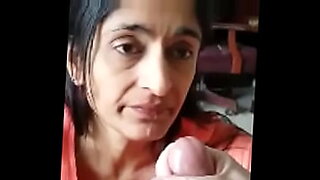 desi aunty hot kissing