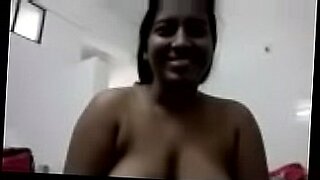 aunty enjoy seeing her neighbour dick while he his bathing