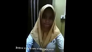 awek melayu tudung main dalam tandas