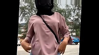 awek bukak baju