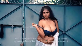aunty saree changing in open huge hanging boobs show