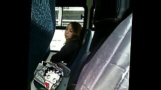 casero latina jovencita colegiala culona asombra mostrando en el bus trolita cholita morrita