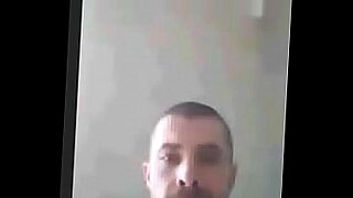t rk k z inleyerek am n parmaklat yor