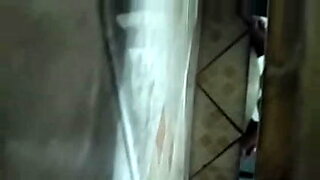 ngintip cewek kencing di toilet umum