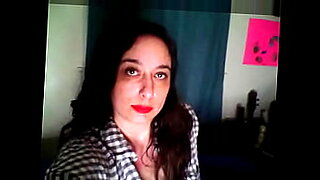 sa copine se fait draguer et baiser devant lui