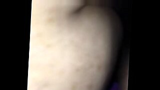 madre e hija espiadas por su hijo