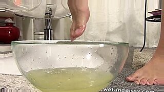 pregnant l piss