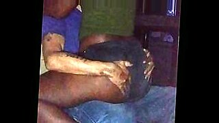 schreit vor schmerzen