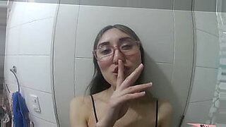cuando esta dormida mi hermana entro en su pieza para espiarle su culo