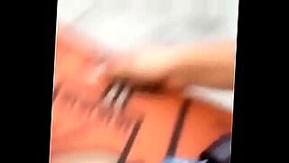 hijo pilla a su mama masturbandose y se la folla