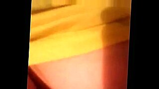 tiny girl pees when brother pull dick out