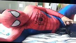 madre castiga a su hijo