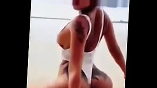 le mete el pene en la boca mientras duerme