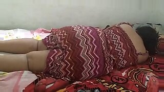 papa se folla a la hija dormida retro