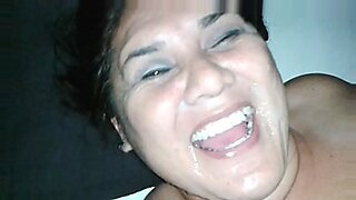 sobando las tetas de la empleada