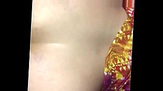 virgen la hace calentar y se la mete