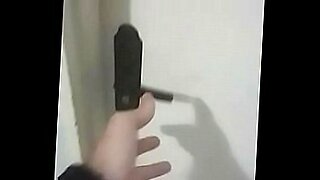 jovencita follando mientras habla por el movil con su mama