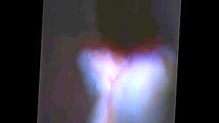 tetona desnudandose caliente