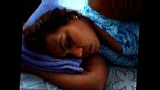 madre pilla a su hija masturbandose y se une