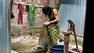 indian desi bath girls outdoor by handpump