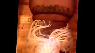 masturbation cachee sous le bureau