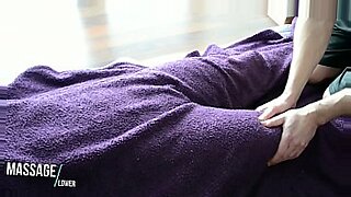 awek melayu tudung main dalam tandas