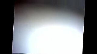 branle dans voiture aid par une inconnue