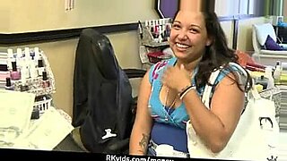 jovencita follando mientras habla por el movil con su mama