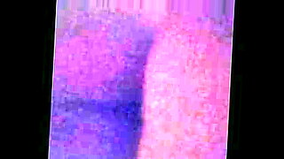 mujer morena teniendo sexo y chupar pene con un caballo