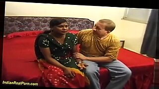 middle aged aunty fucked hard with saree on