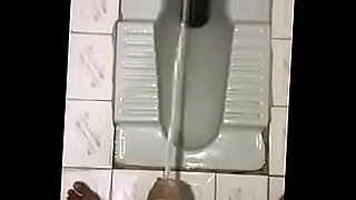 mature seduce delivery boy on hidden cam