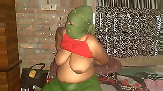 man massages on syban