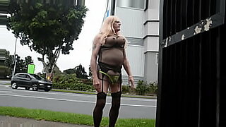 tiny girl pees when brother pull dick out