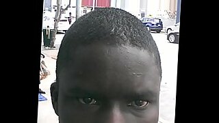 se masturba y se mete su propio pene en el ano