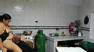 mi amigo esposa y yo en la cama borrachos me ago el dormido mi amigo manoaea a mi esposa