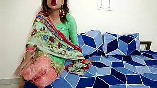 aunty sari
