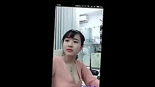 wanafunzi wa chuo wakicheza uchi