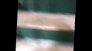 sa copine se fait draguer et baiser devant lui