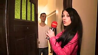 hottie wird auf ein weiches bett gefickt