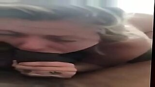 madre pilla a su hija masturbandose y se une