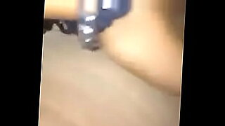mujer morena teniendo sexo y chupar pene con un caballo