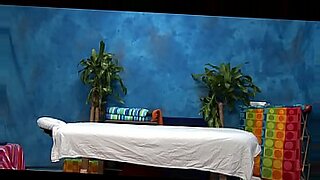 le mete el pene en la boca mientras duerme