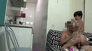 un bain entre frère et sœur tourne à la baise hard