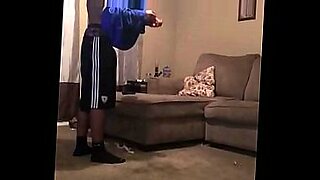 dormindo pelada na casa de um amigo e levou rola