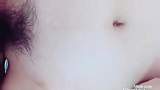 mujer morena teniendo sexo y chupar pene con un caballo